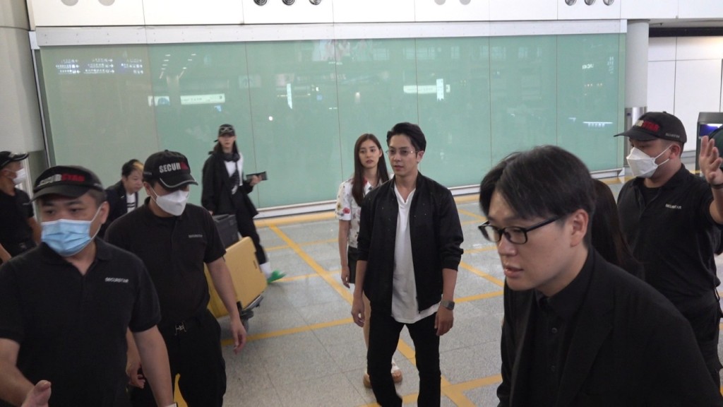 山下智久穿上黑白色上衣現身機場。