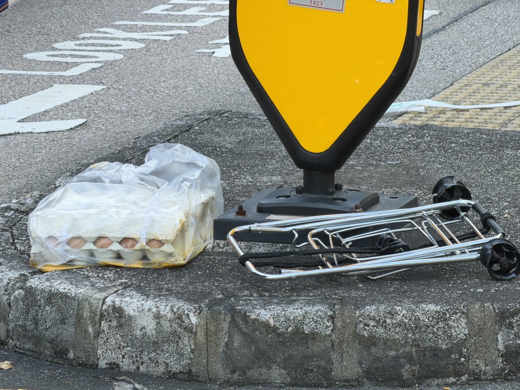 安全島上遺下手推車及一盤雞蛋。
