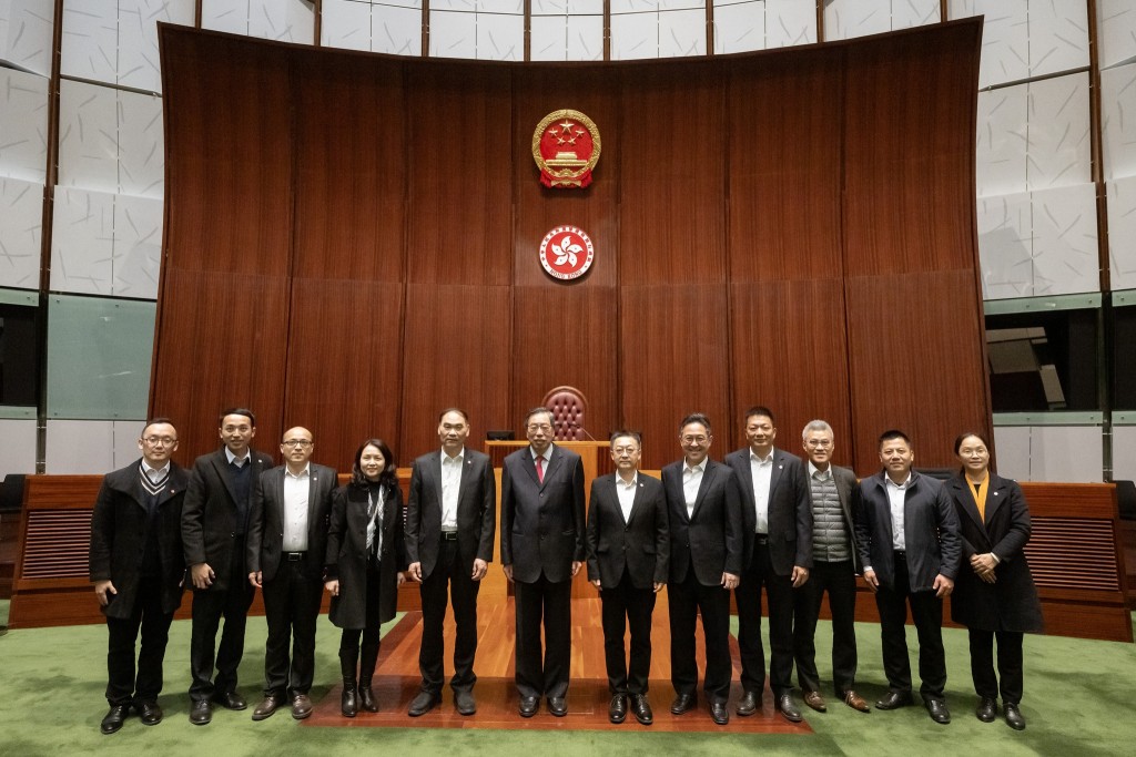 梁君彥向代表團介紹立法會工作與議會的運作。