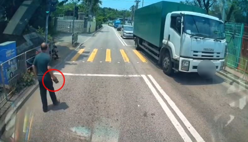 司机帮青年拾回飞甩的一只鞋。