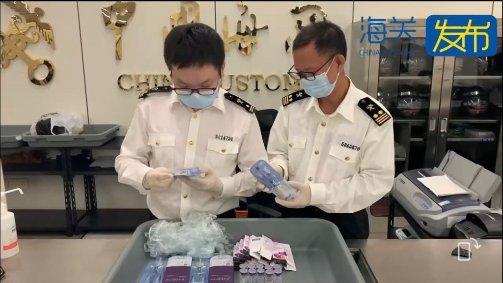 海關入員截查入境女子，揭發有人大腿綁藏14支玻尿酸美容針劑。