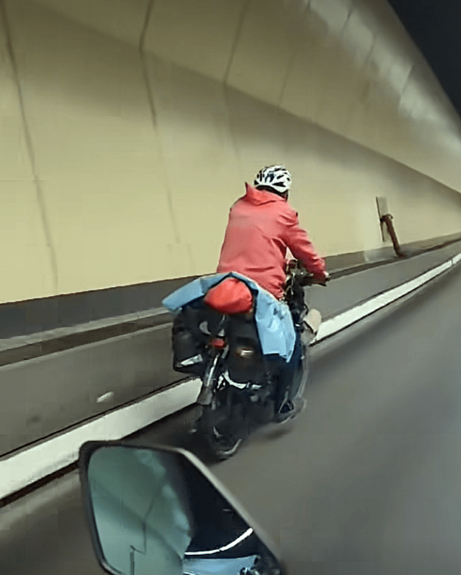 單車後面載滿物件。網上截圖