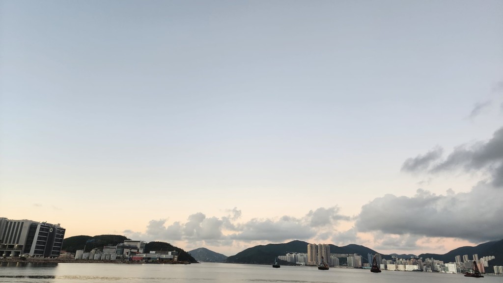 日間酷熱，市區最高氣溫約33度，新界再高一兩度。黎志偉攝