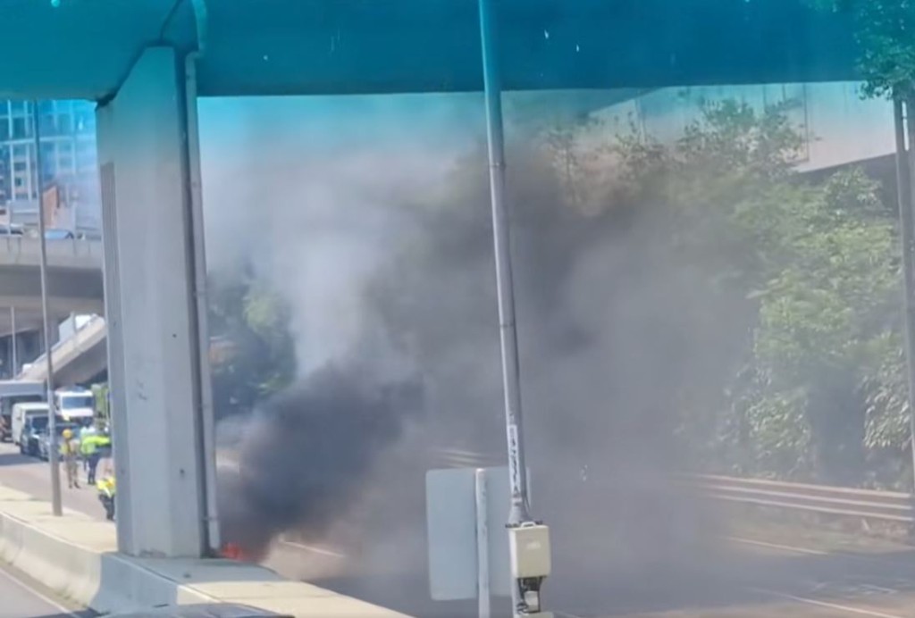 現場黑煙滾滾。fb的士司機資訊網 Taxi 影片截圖