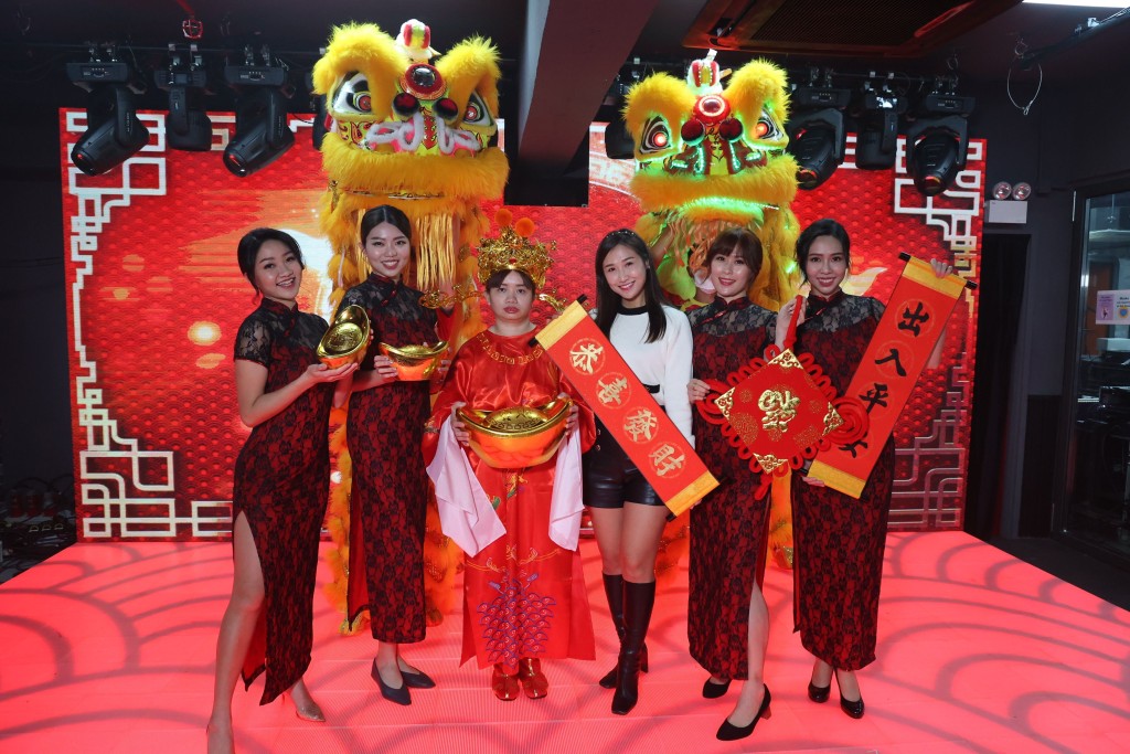 亞姐譚夢娜(左起)、張可盈、薛影儀、林寶玉、林海茵及陳美濤向讀者拜年。