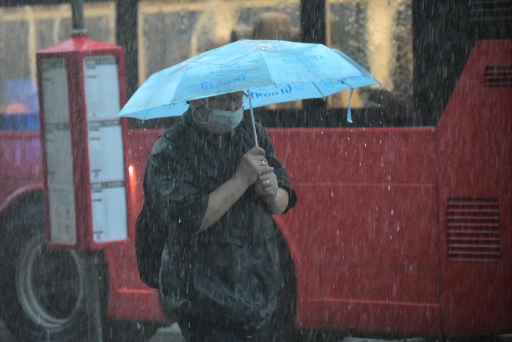 天文台一度發出今年首個黑色暴雨警告,市民上班十分狼狽。