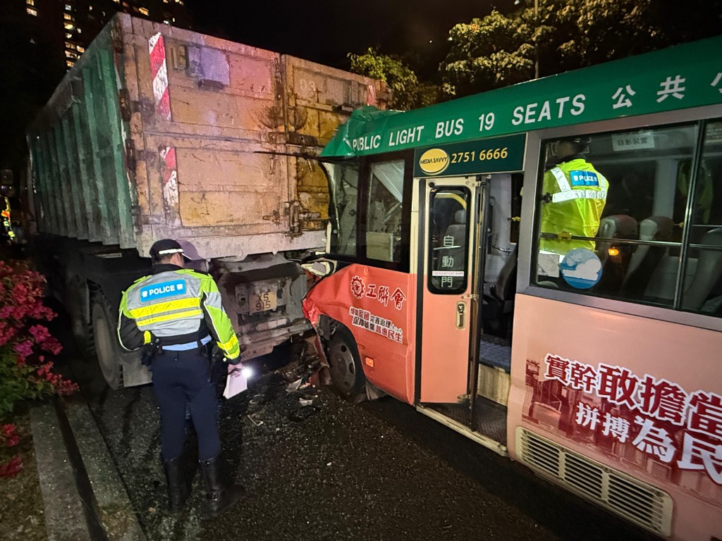 小巴半邊車頭幾乎陷入貨車車尾。