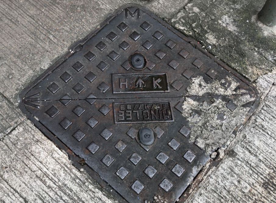 渠蓋上有2個小型的蓋掩,用作避免女士的高跟鞋卡於夾縫內,或因積水而引致蚊患。網誌圖片