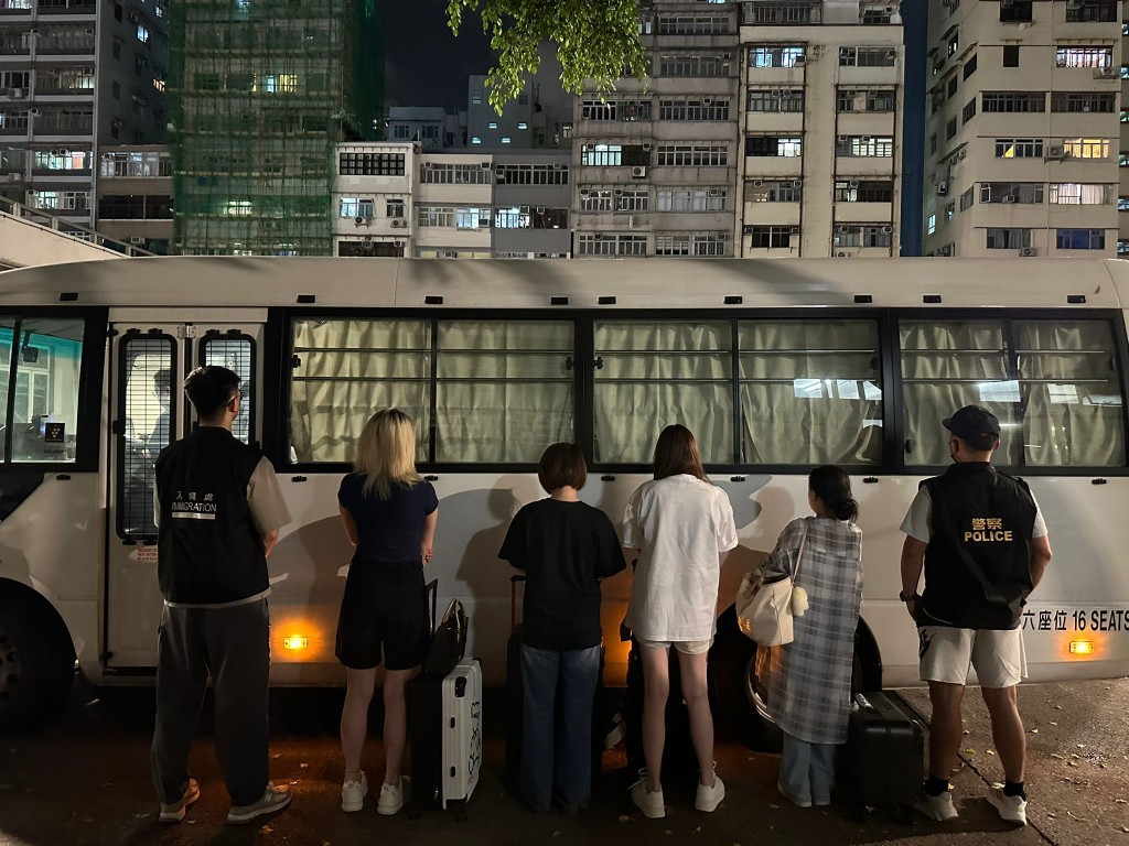 行動中，警方聯同入境處共拘捕17人。警方提供