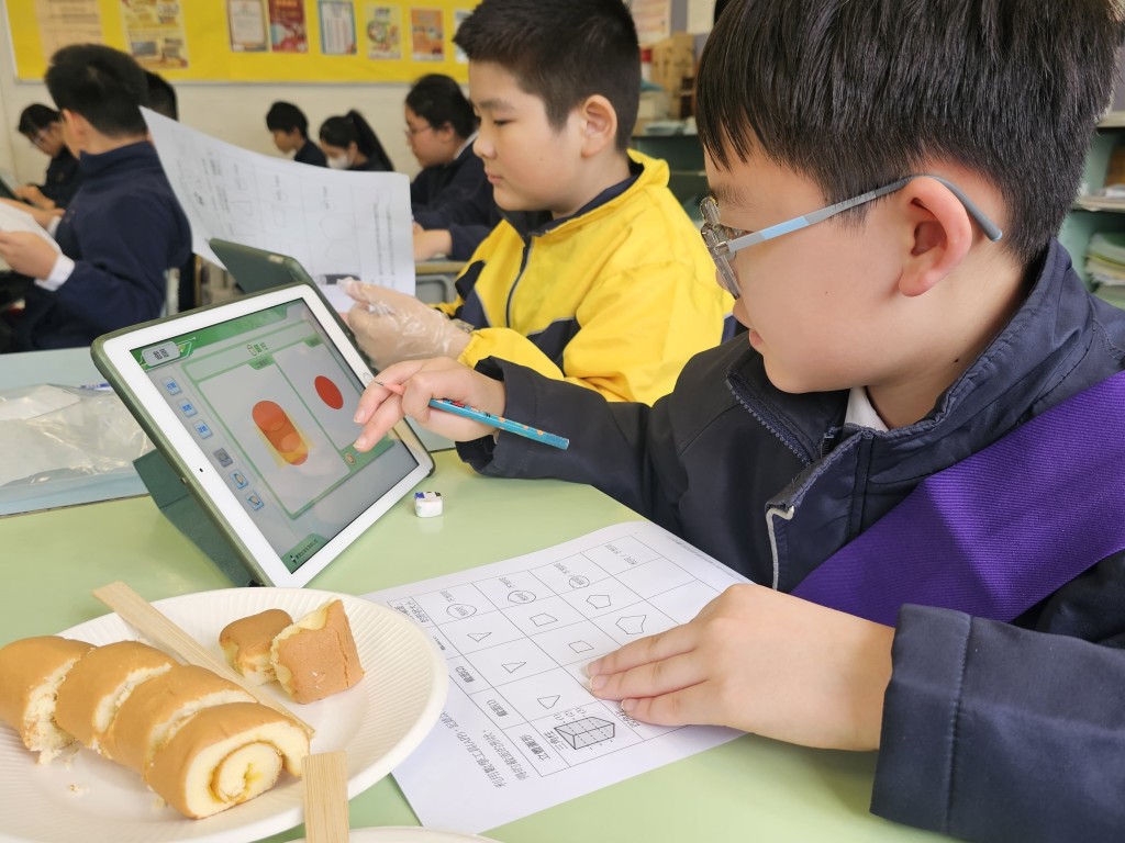 在日常生活中活学活用数学,让学生更易掌握数学概念。(图片来源:受访学校提供) 在日常生活中活学活用数学,让学生更易掌握数学概念。(图片来源:受访学校提供)
