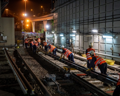港鐵表示東鐵綫過海段新軌道接駁工程已於今日按計劃成功完成最後一次工程。港鐵提供