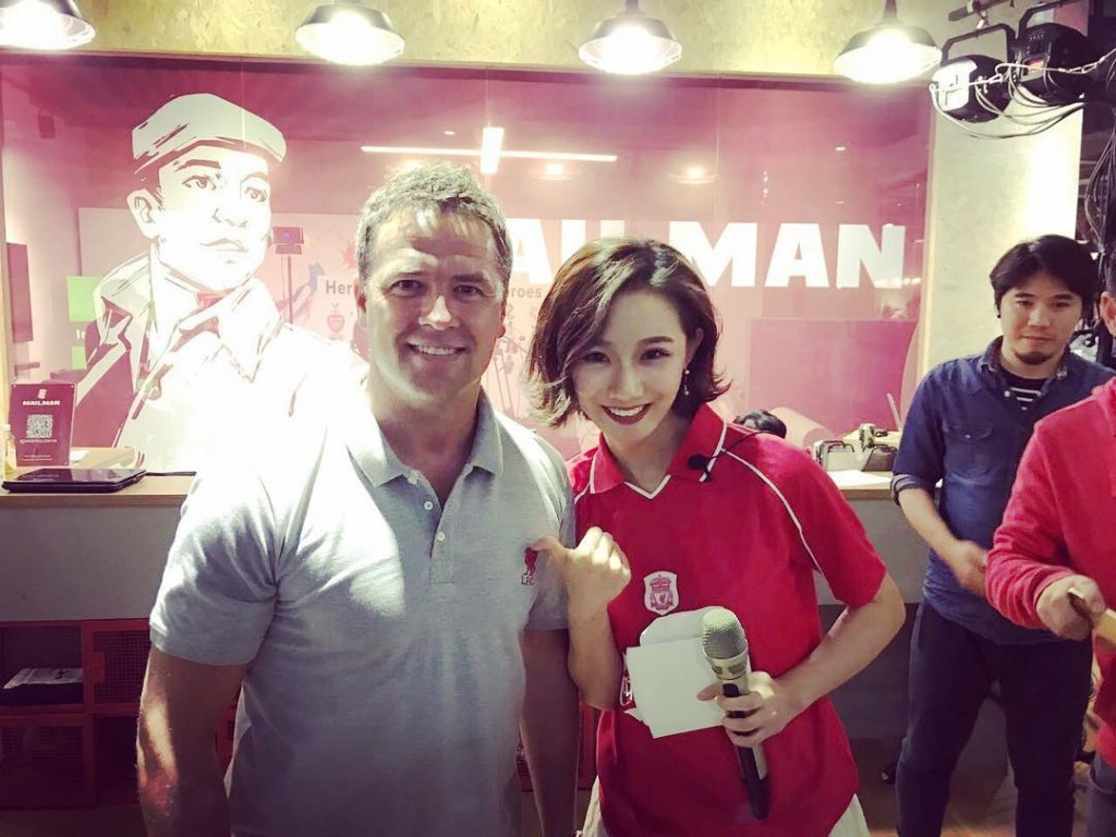 冯雪于2017年以双语主持内地利物浦活动，与英格兰足球名宿奥云合照。