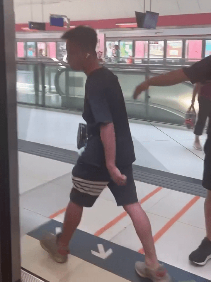 另一名乘客疑出手試圖平復黑衣男情緒。 另一名乘客疑出手試圖平復黑衣男情緒。