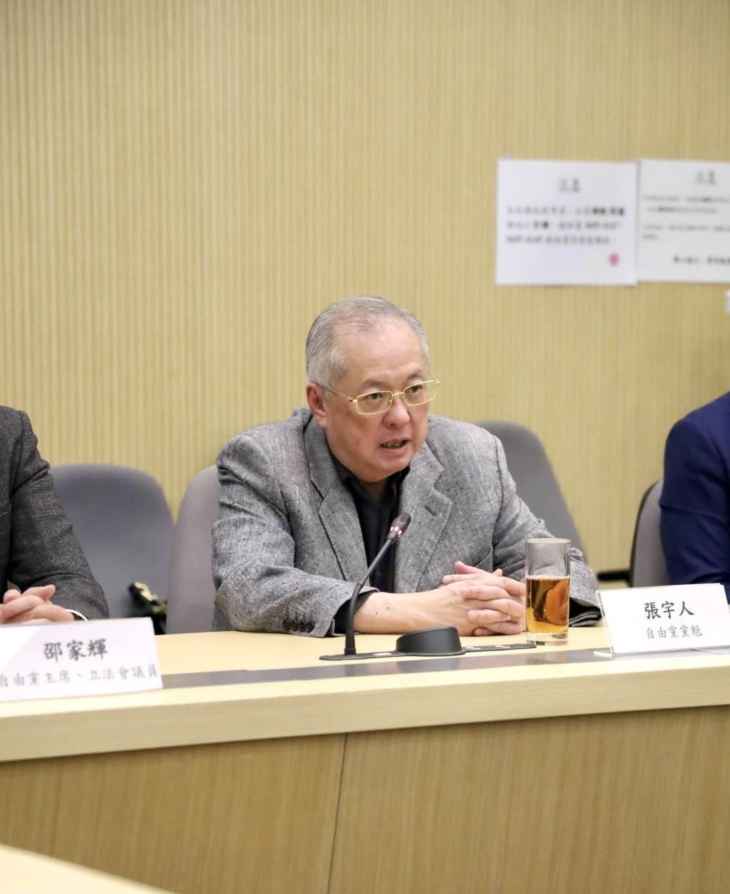 自由黨黨魁張宇人今日（7日）在社交平台發文，指自由黨領導層、多位立法會議員及區議員代表，昨日（6日）約見財政司副司長黃偉綸及政務司副司長卓永興等多位官員。張宇人FB圖片