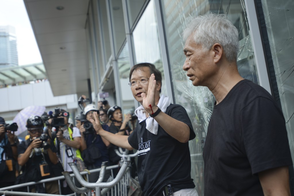 梁耀忠（右一）和郭家麒（右二）曾力劝示威者停止冲击立法会大楼无效。资料图片