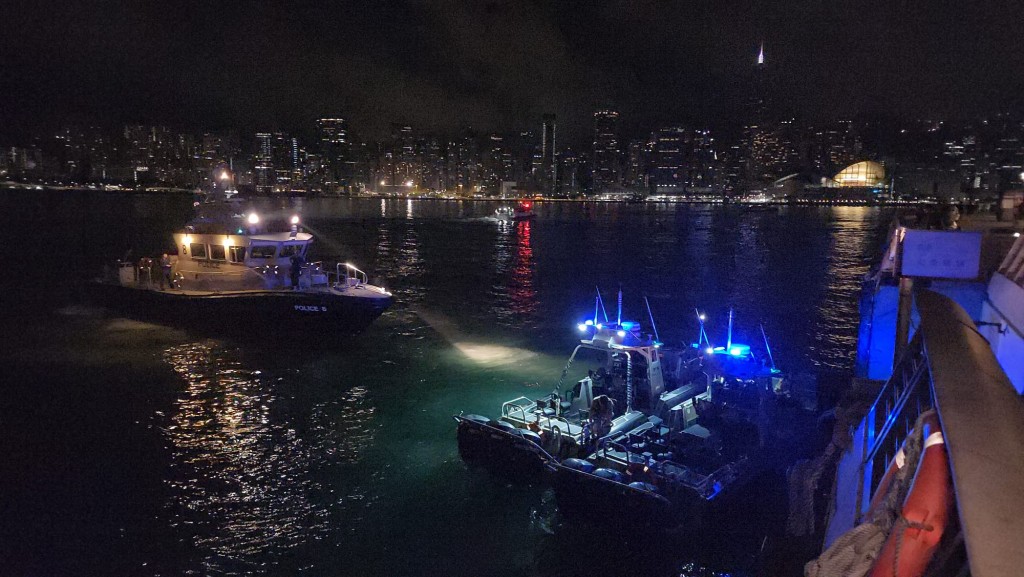 消防及水警小艇接報後火速趕往現場，在離岸不遠處發現目標，合力將該名少女救起，並送往就近岸邊梯台登岸。黎志偉攝