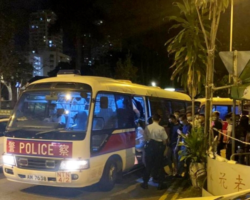 警方於大埔搗700呎無牌樓上吧。警方圖片
