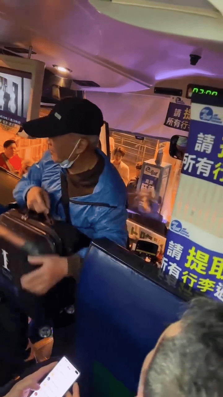 打斗引起不少旅客侧目。香港人在深圳交流群FB