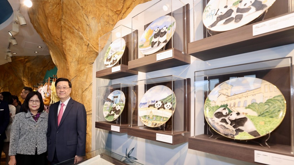 夫人親手製瓷碟迎接大熊貓 李家超：寓意無處不旅遊｜Kelly Online