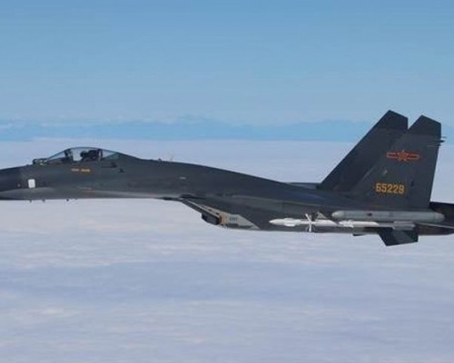 4架解放軍「殲11」戰機，今日飛越台灣海峽中線。網圖