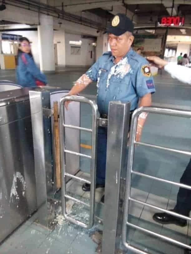 中國女留學生向菲律賓警員潑豆腐花。網上圖片