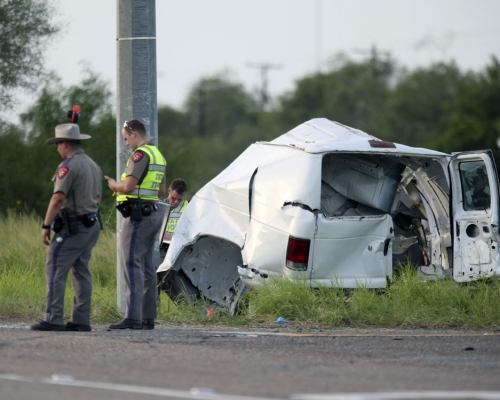 美國德州疑超載非法移民客貨車超速引致車禍。AP圖片