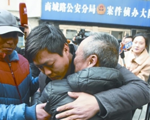 兩父子緊緊地抱在一起。網圖