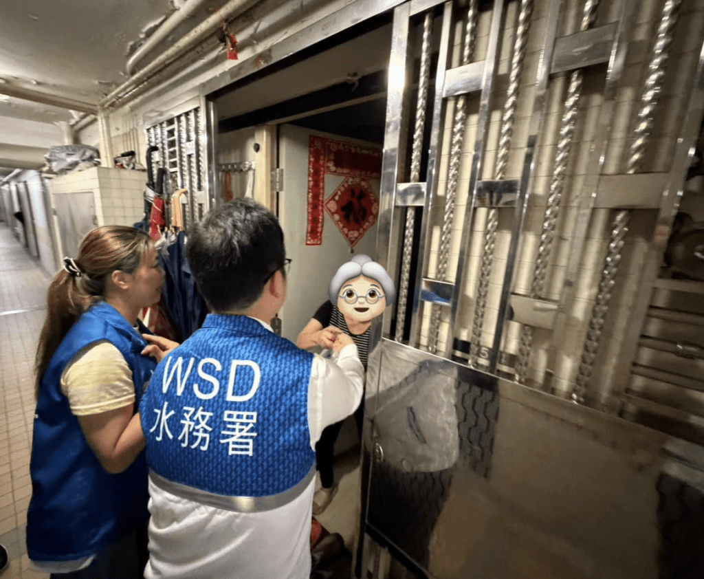 署方动员100人,亦派出「供水特攻队」联同水喉业界联合义工队继续主动为有需要的市民送上水袋及樽装水,以及于取水点为有需要市民提供适切的协助。 署方动员100人,亦派出「供水特攻队」联同水喉业界联合义工队继续主动为有需要的市民送上水袋及樽装水,以及于取水点为有需要市民提供适切的协助。