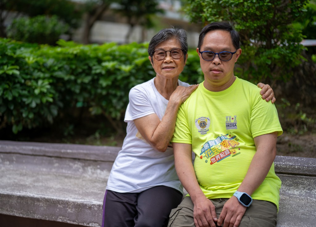 (左起)母親梁卓蘭及偉強。 (左起)母親梁卓蘭及偉強。