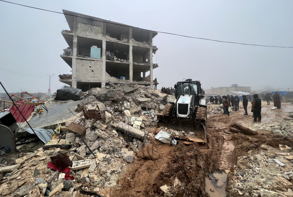 地震後，救援人員在敘利亞 Jandaris 鎮搜尋廢墟下的倖存者。路透社