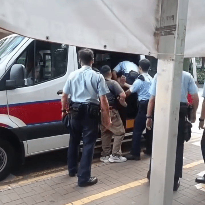 賊人被「夾手夾腳」抬上警車。FB:Soso Chan@車cam L(香港群組) 賊人被「夾手夾腳」抬上警車。FB:Soso Chan@車cam L(香港群組)