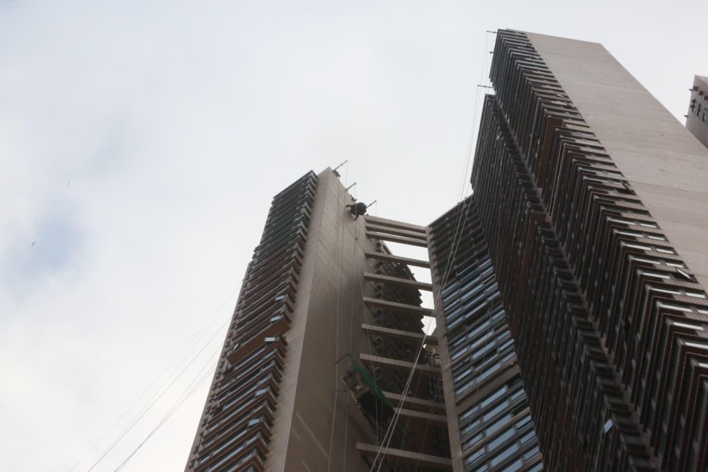 消防「飛將軍」陸續救出被困人士。