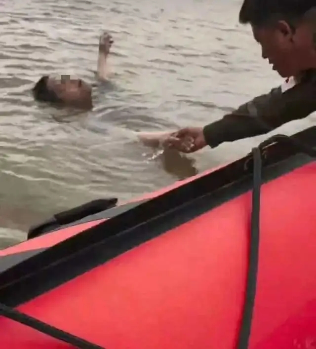救援隊員救人一刻。 救援隊員救人一刻。