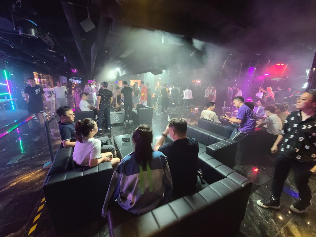 新大富豪夜總會開張首日,跨部門即晚到場查牌。 新大富豪夜總會開張首日,跨部門即晚到場查牌。