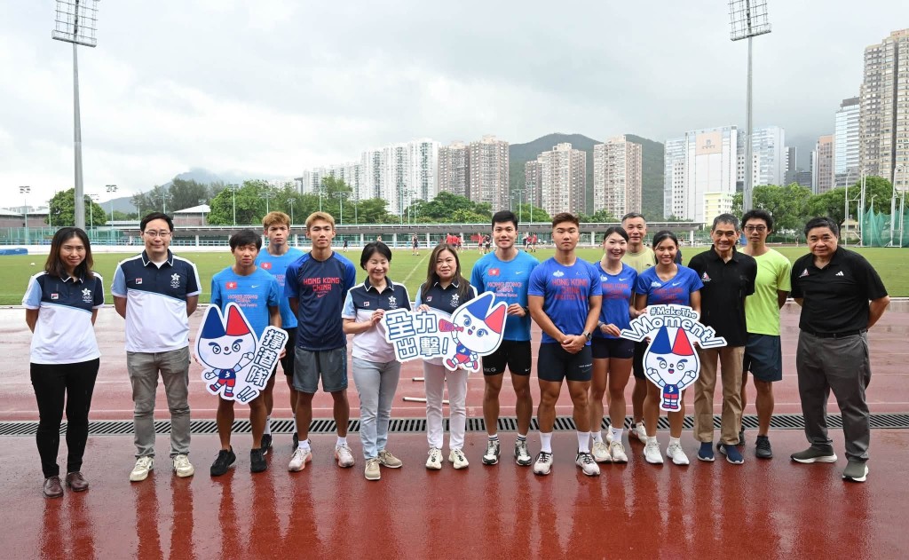 羅淑佩探望田徑4x100米男子和女子隊。羅淑佩FB圖片 羅淑佩探望田徑4x100米男子和女子隊。羅淑佩FB圖片