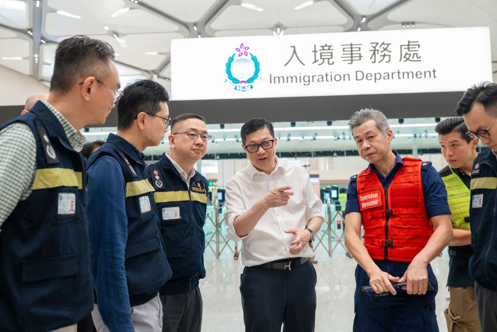 政府今(15日)舉行舉行第二次大型演練,並進行跨部門反恐及重大事故演習,入境處亦有參與當中。入境處提供 政府今(15日)舉行舉行第二次大型演練,並進行跨部門反恐及重大事故演習,入境處亦有參與當中。入境處提供