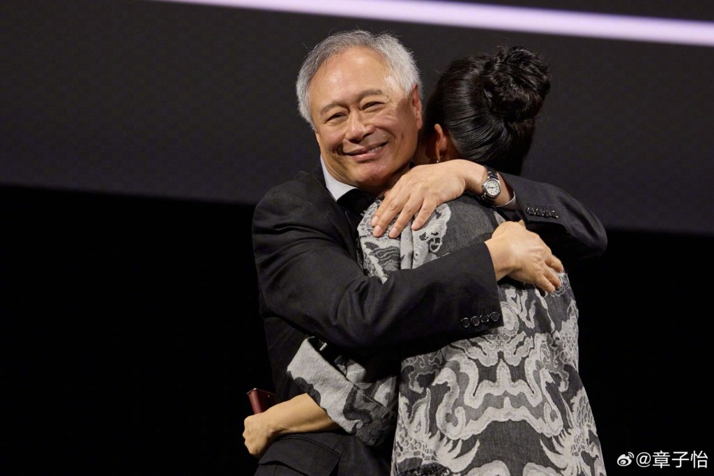 章子怡與李安再度擁抱,她指這代表得到對方認同。 章子怡與李安再度擁抱,她指這代表得到對方認同。