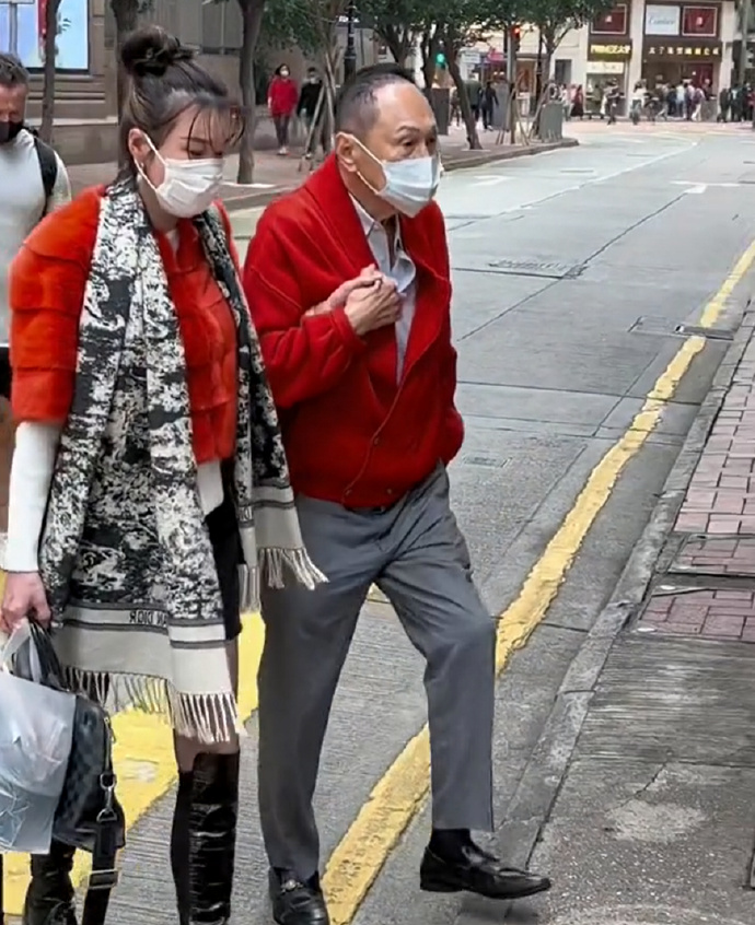 赵世曾与女伴同游时代广场的影片在内地社交平台被疯传。