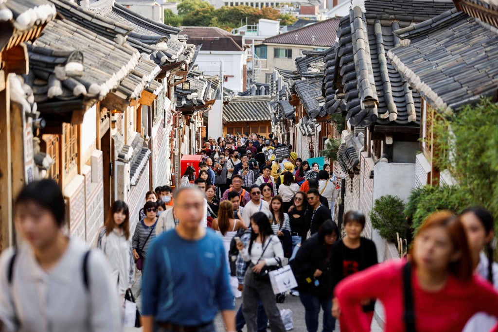 首爾歷史景點北村韓屋村即將於11月起試行宵禁，以應對過度旅遊。路透社