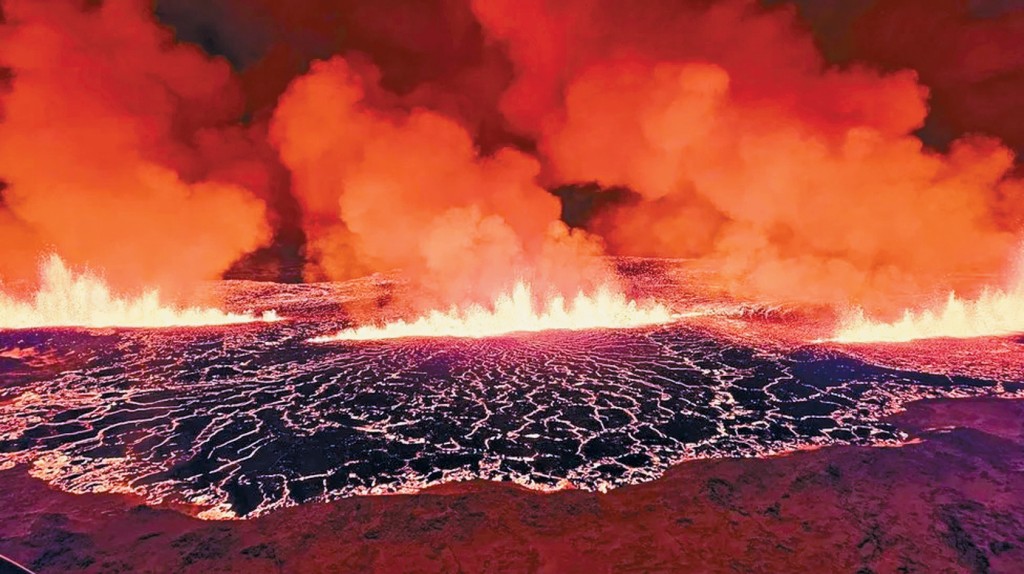 冰島雷克雅內斯半島的火山周一晚爆發,熔岩湧出地面。