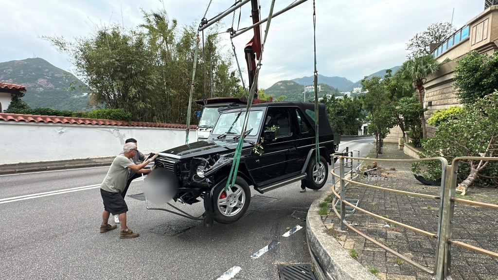 平治被吊臂車吊起運走。劉漢權攝