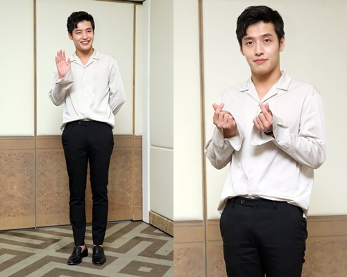 換上靚衫後，姜河那在酒店舉辦記招。（網上圖片）