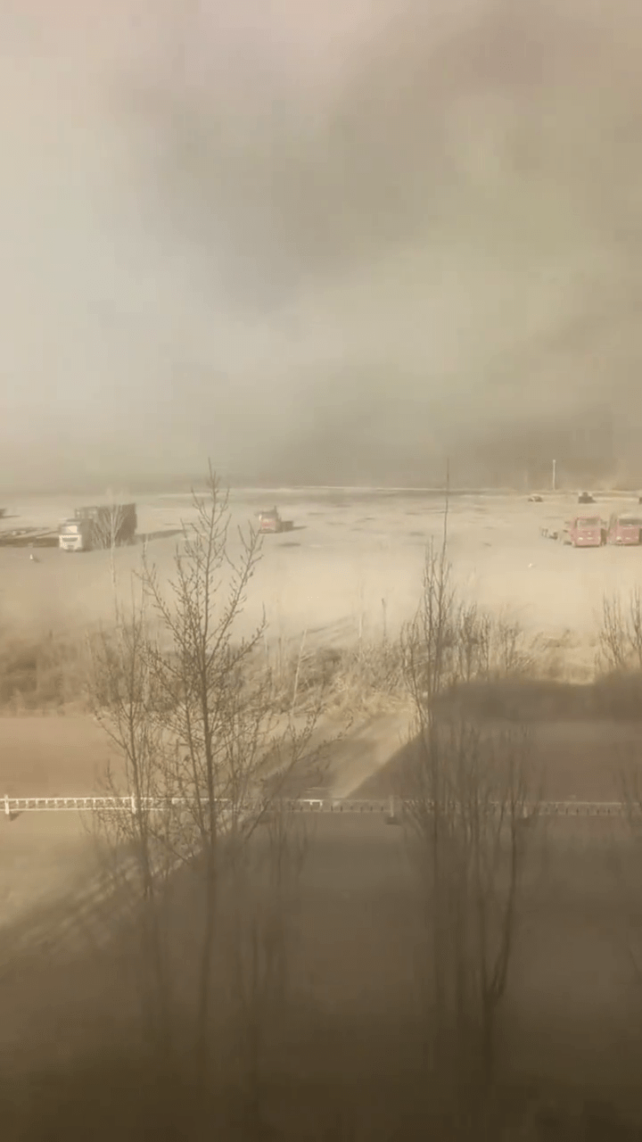 現場被灰塵籠罩。