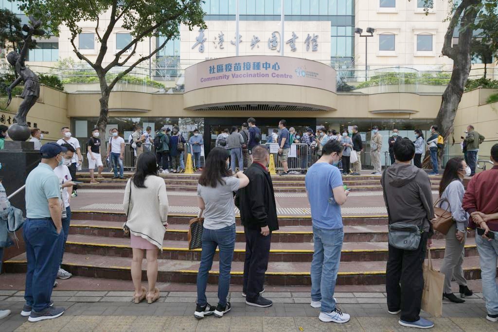 市民大排長龍。