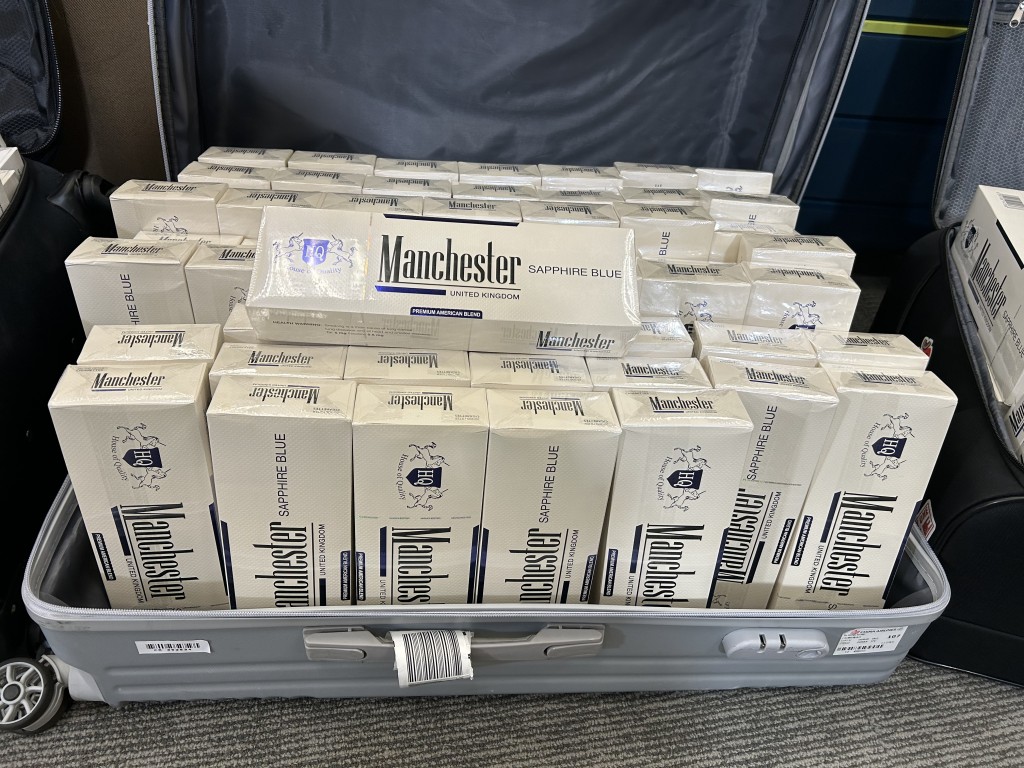 海關檢獲共約1100萬支私煙，估計市值約4900萬元，私煙應課稅值約3600萬元。曾志恒攝