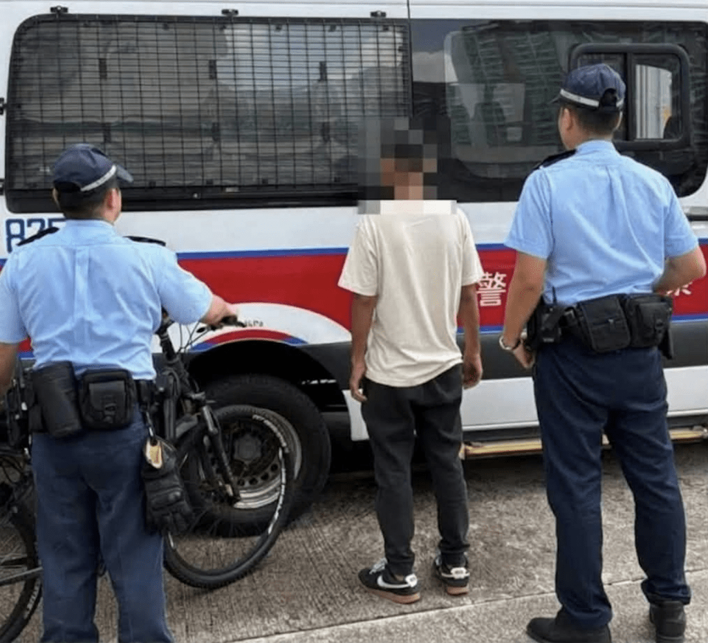 屯門多人駕電動車電動單車被捕 。FB@「屯門警區 心繫屯門」 屯門多人駕電動車電動單車被捕 。FB@「屯門警區 心繫屯門」