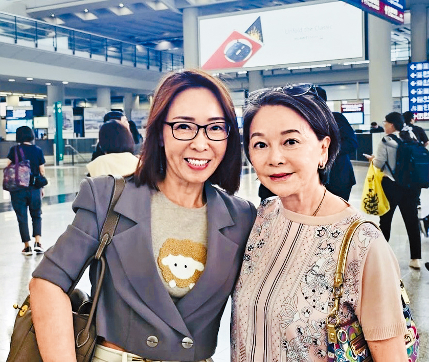 臧姑娘大女黃蓓Joanne(左)與筆者合影。