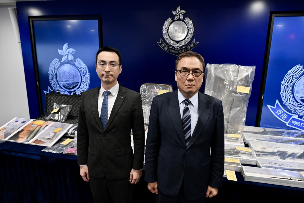 國安處總警司李桂華(右)及警司周學賢(左)交代案情。 國安處總警司李桂華(右)及警司周學賢(左)交代案情。