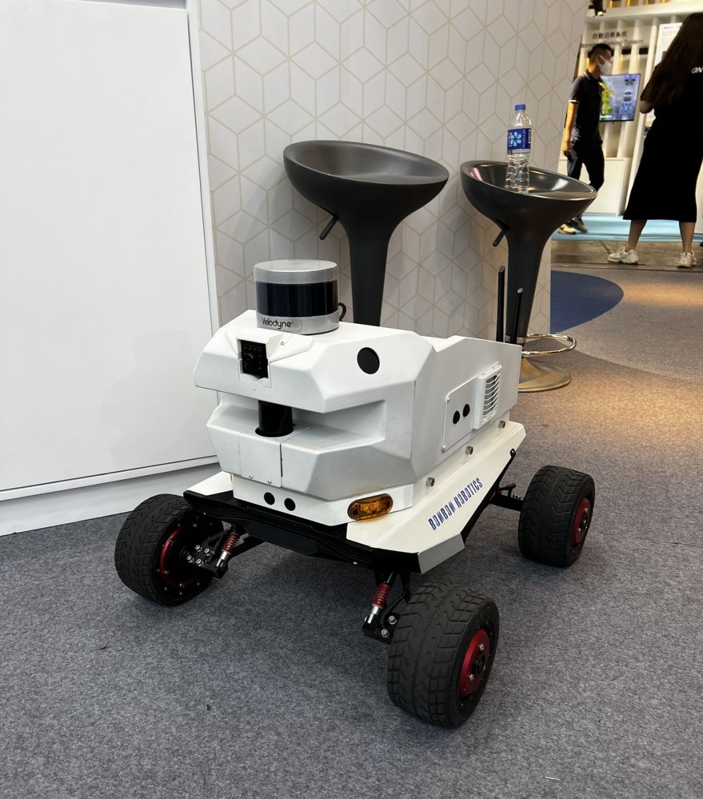 Bonbon- X在科技博览上介绍新一代以以ROS系统开发全自动导航机械人Defender，以4组独立电机驱动，可以应付复杂路面环境及自动避障。