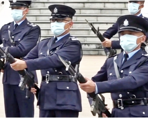 警方首次公開演示中式步操。「香港警察」fb live撮圖
